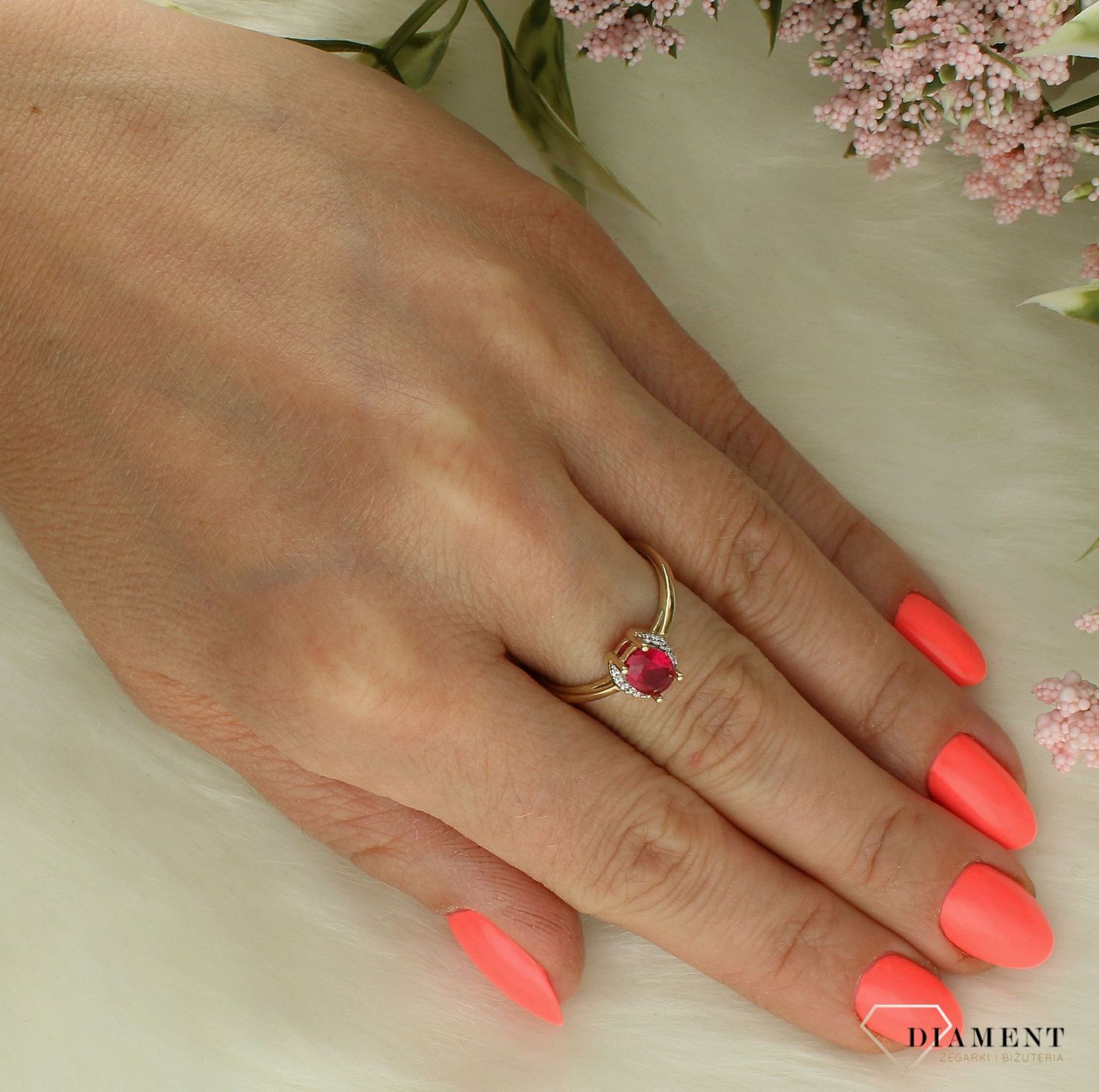 Złoty pierścionek damski 375 z czerwoną prostokątną cyrkonią PI 4889 375. Złoty pierścionek damski. Złoty pierścionek na prezent. Pierścionek złoty z cyrkoniami. Złoty pierścionek próby 375. Złoty pierścionek.  (2).jpg